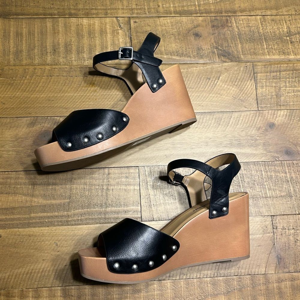 NWOT Open Toe Buckle Ankle Strap Platform Sandal